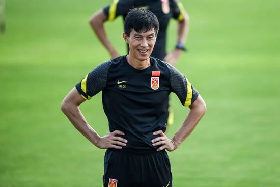 今日，由韩寒执导的赛车动作喜剧《飞驰人生》发布了一组人物搭档海报，;夏洛兄弟沈腾和尹正重逢，;红海小队黄景瑜和尹昉并肩，然而这两组同框，画风却大大不同